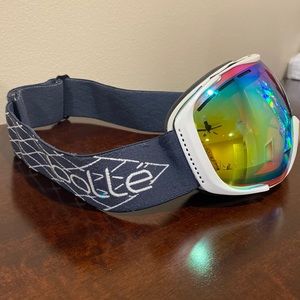 Bolle ski/snowboard goggles.